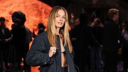 Margot Robbie Keren Pakai Bra Mini dan Jaket Terbuka!