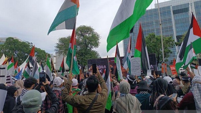 Massa aksi saat menggelar unjuk rasa di depan Kedubes Amerika Serikat di Jakarta, Selasa (7/10/2025). (ANTARA/Khaerul Izan)