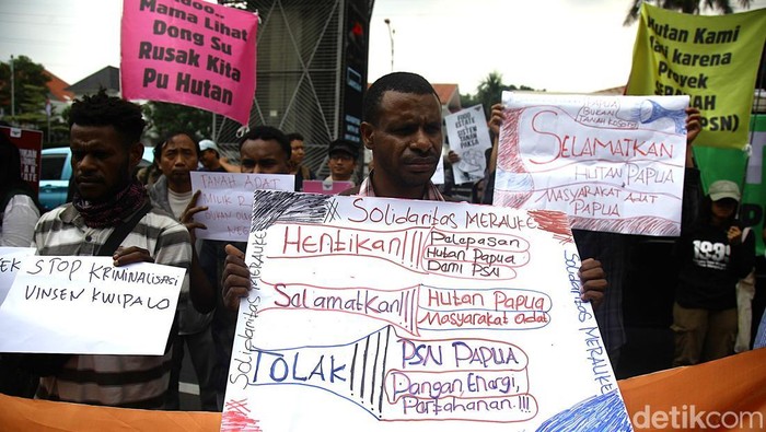 Sejumlah aktivis yang tergabung dalam Solidaritas Merauke menggelar aksi damai di depan kantor Kementerian Agraria dan Tata Ruang/Badan Pertanahan Nasional (ATR/BPN), Jakarta, Selasa (7/10/2025). Aksi ini digelar untuk mendesak pemerintah membatalkan rencana proyek strategis nasional (PSN) di wilayah Papua bagian selatan yang dianggap merusak hutan, lingkungan, dan menggusur tanah adat.