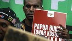 Kantor Menteri ATR/BPN Nusron Wahid Didemo Warga Papua