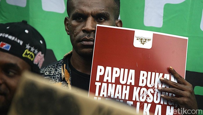 Sejumlah aktivis yang tergabung dalam Solidaritas Merauke menggelar aksi damai di depan kantor Kementerian Agraria dan Tata Ruang/Badan Pertanahan Nasional (ATR/BPN), Jakarta, Selasa (7/10/2025). Aksi ini digelar untuk mendesak pemerintah membatalkan rencana proyek strategis nasional (PSN) di wilayah Papua bagian selatan yang dianggap merusak hutan, lingkungan, dan menggusur tanah adat.