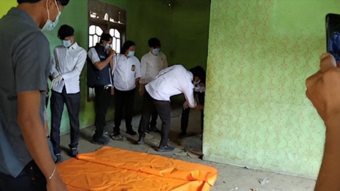 Tim forensik Polres PALI sedang mengidentifikasi mayat di dalam rumah kosong di PALI