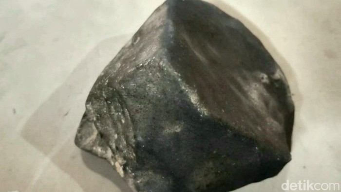Penampakan batu hitam yang diduga meteor jatuh di pekarangan rumah Wasroni di Desa Jatilaba, Kecamatan Margasari, Tegal, Selasa (7/10/2025).