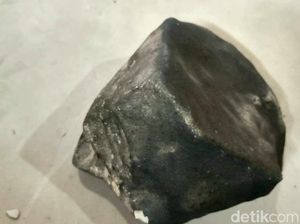 Batu Diduga Meteor Jatuh di Pekarangan Warga Tegal, Begini Wujudnya