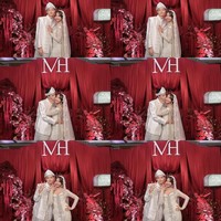 Rambut ditata dengan model sanggul rendah modern yang rapi di bagian belakang. Beberapa helai rambut bagian depan dibiarkan menjuntai lembut di sisi wajah, menciptakan kesan lembut dan feminin. Sementara wajahnya dirias dengan makeup bergaya soft glam. Foundation halus dengan hasil dewy, riasan mata lembut bernuansa coklat, eyeliner tipis, dan bulu mata lentik. Lipstik berwarna peach coral menonjolkan bibir tanpa terkesan mencolok, menghasilkan tampilan elegan dan natural. Foto: Instagram @btr_meyden