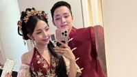 Pemilik nama lengkap Melinda Rohita menggelar resepsi bernuansa China. Dekorasi dan pakaian pengantin berwarna serba merah. Foto: Instagram @btr_meyden