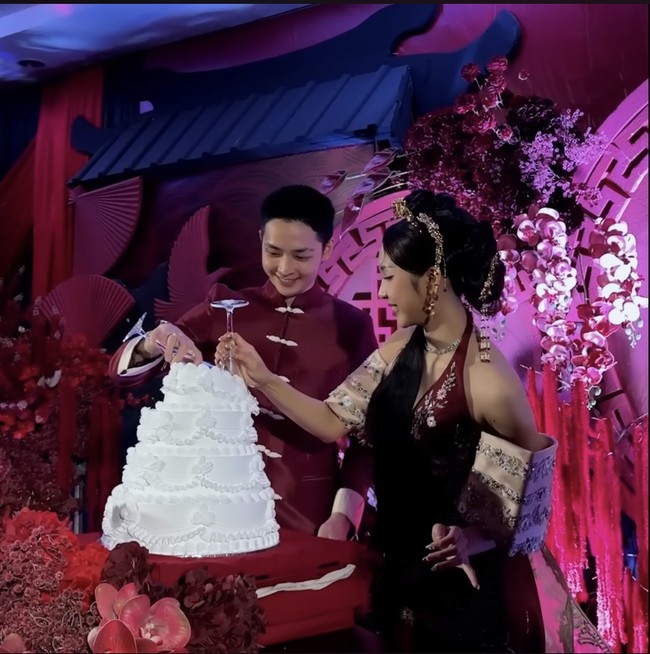 Rambut Meyden dibiarkan terurai panjang dengan gaya sleek, dihiasi mahkota kecil berornamen emas dan bunga-bunga kecil yang menonjolkan nuansa oriental. Beberapa bagian rambut dikepang kecil dan dibentuk agar tampak rapi namun tetap lembut. Foto: Instagram @btr_meyden