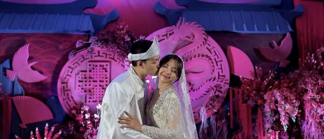 Digelar secara intimate, untuk ijab kabul Meyden dan Hengky kompak mengenakan busana putih. Meyden memilih gaun pengantin berwarna putih mutiara dengan potongan mermaid fit yang menonjolkan siluet tubuh. Seluruh permukaannya dihiasi payet, manik-manik, dan bordir renda berkilau, terutama di bagian dada dan lengan. Lengan panjang transparan memberikan kesan glamor sekaligus sopan. Foto: Instagram @btr_meyden