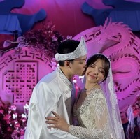 Digelar secara intimate, untuk ijab kabul Meyden dan Hengky kompak mengenakan busana putih. Meyden memilih gaun pengantin berwarna putih mutiara dengan potongan mermaid fit yang menonjolkan siluet tubuh. Seluruh permukaannya dihiasi payet, manik-manik, dan bordir renda berkilau, terutama di bagian dada dan lengan. Lengan panjang transparan memberikan kesan glamor sekaligus sopan. Foto: Instagram @btr_meyden