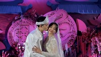 Pasangan ini sama-sama bernaung di Bigetron Esports. Meyden anggun memakai kebaya bernuansa putih dan silver, begitu juga dengan Hengky yang memakai baju pengantin dengan warna senada. Foto: Instagram @btr_meyden