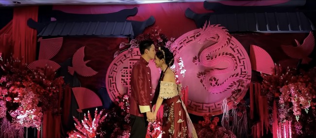 Untuk resepsi, Meyden dan Hengki memilih tema berbeda dengan gaya oriental. Keduanya serasi dalam balutan busana berwarna merah, senada dengan dekorasi di acara pernikahannya. Foto: Instagram @btr_meyden