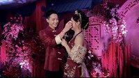 Meyden menangis ketika mengucap janji setia di hadapan Hengky. Semoga bisa bahagiain kamu, bisa jadi tempat kamu pulang terus ketika kamu capek sehabis kamu kerja, semoga aku bisa ngilangin rasa capek kamu. Semoga aku bisa kasih anak yang cantik, sama yang pintar, kata cewek berusia 24 tahun itu dengan suara bergetar menahan tangis. Foto: Instagram @btr_meyden