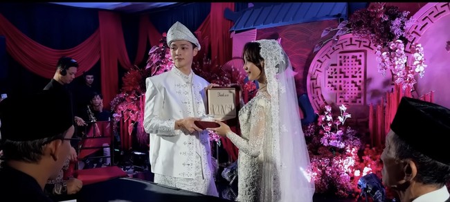 Melengkapi penampilannya, Meyden juga mengenakan veil panjang berenda berwarna putih yang menambah kesan elegan dan klasik khas pengantin. Dipadukan dengan kalung mutiara dan anting menjuntai, menambah sentuhan klasik nan mewah tanpa berlebihan. Foto: Instagram @btr_meyden