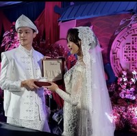 Melengkapi penampilannya, Meyden juga mengenakan veil panjang berenda berwarna putih yang menambah kesan elegan dan klasik khas pengantin. Dipadukan dengan kalung mutiara dan anting menjuntai, menambah sentuhan klasik nan mewah tanpa berlebihan. Foto: Instagram @btr_meyden