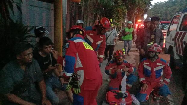 Mobil boks mengalami kecelakaan Metrotrans di Pasar Minggu, Jakarta Selatan. Pengemudi mobil boks tersebut mengalami luka. (dok Damkar Jaksel)