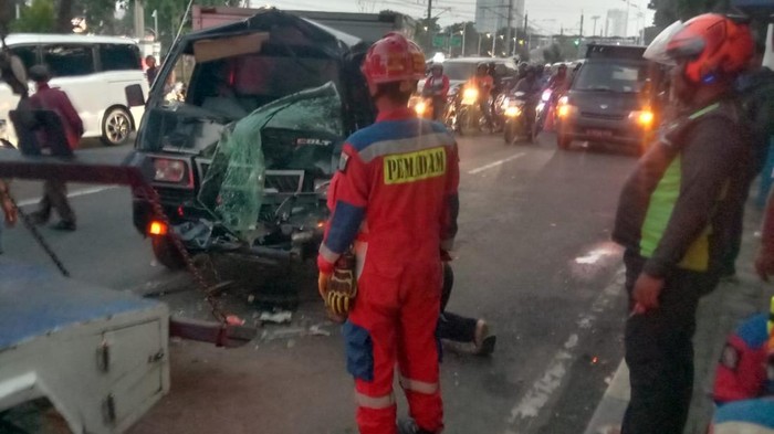 Mobil boks mengalami kecelakaan Metrotrans di Pasar Minggu, Jakarta Selatan. Pengemudi mobil boks tersebut mengalami luka. (dok Damkar Jaksel)
