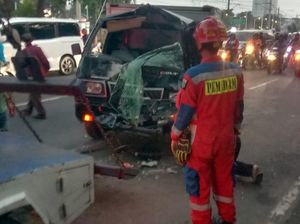 Mobil Boks Tabrak Metrotrans Berpenumpang di Pasar Minggu, 1 Orang Luka