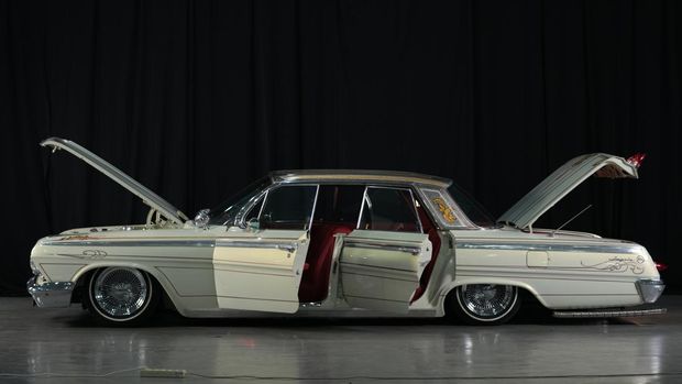Mobil klasik Chevrolet Impala bergaya Low Rider di Kustomfest 2025