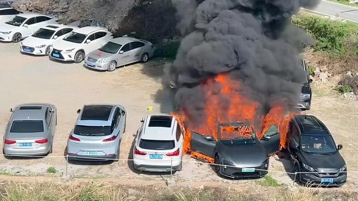 Mobil listrik terbakar di China