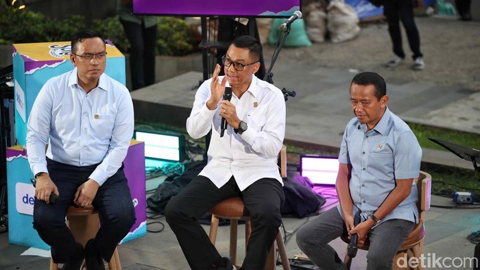 Momen Bahlil dkk Bahas Energi Bersih di Sarinah Menteri ESDM Bahlil Lahadalia, Direktur Utama PT Pertamina, Simon Aloysius Mantiri, Direktur Utama PLN Darmawan Prasodjo, Artis Nadine Chandrawinata dan Pimpinan Redaksi Detikcom Alfito Deanova Ginting menjadi narasumber dalam acara Detik Sore di Sarinah, Jakarta Pusat, Selasa (7/10/2025). Dalam diskusi itu membahas tentang kebijakan energi bersih, kedaulatan energi dan serta menargetkan semua desa dan dusun mendapatkan listrik pada tahun 2029.