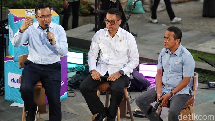 Menteri ESDM Bahlil Lahadalia, Direktur Utama PT Pertamina, Simon Aloysius Mantiri, Direktur Utama PLN Darmawan Prasodjo, Artis Nadine Chandrawinata dan Pimpinan Redaksi Detikcom Alfito Deanova Ginting menjadi narasumber dalam acara Detik Sore di Sarinah, Jakarta Pusat, Selasa (7/10/2025). Dalam diskusi itu membahas tentang kebijakan energi bersih, kedaulatan energi dan serta menargetkan semua desa dan dusun mendapatkan listrik pada tahun 2029.