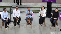 Menteri ESDM Bahlil Lahadalia (tengah), Direktur Utama PT Pertamina, Simon Aloysius Mantiri (kiri), Direktur Utama PLN Darmawan Prasodjo (kedua kiri), Artis Nadine Chandrawinata (kedua kanan) dan Pimpinan Redaksi Detikcom Alfito Deanova Ginting (kanan) menjadi narasumber dalam acara detikSore on location di Sarinah, Jakarta Pusat, Selasa (7/10/2025). Dalam diskusi itu membahas tentang kebijakan energi bersih, kedaulatan energi dan serta menargetkan semua desa dan dusun mendapatkan listrik pada tahun 2029.