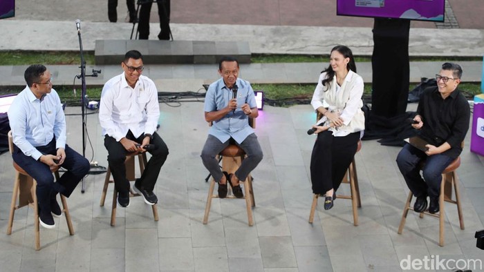 Menteri ESDM Bahlil Lahadalia, Direktur Utama PT Pertamina, Simon Aloysius Mantiri, Direktur Utama PLN Darmawan Prasodjo, Artis Nadine Chandrawinata dan Pimpinan Redaksi Detikcom Alfito Deanova Ginting menjadi narasumber dalam acara Detik Sore di Sarinah, Jakarta Pusat, Selasa (7/10/2025). Dalam diskusi itu membahas tentang kebijakan energi bersih, kedaulatan energi dan serta menargetkan semua desa dan dusun mendapatkan listrik pada tahun 2029.