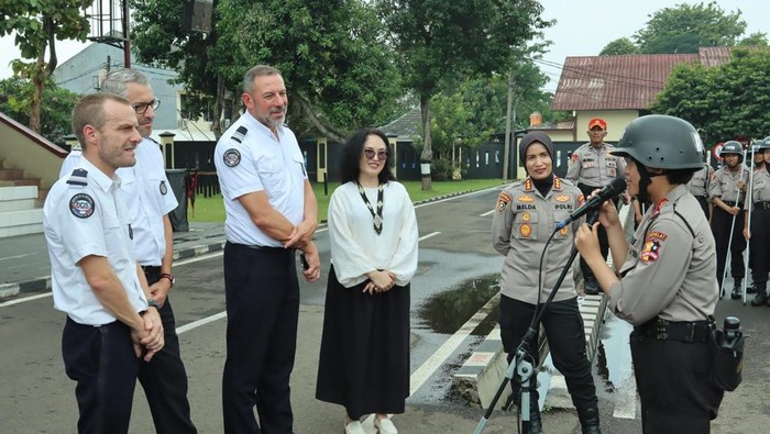 Momen Sespolwan tanya ke anggota polisi Prancis soal Polwan (dok.istimewa)