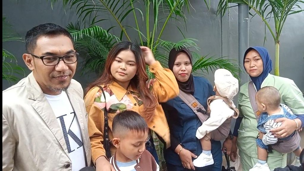Masih Terbayang Mpok Alpa, Ajie Darmaji Tak Kuat Tatap Anak Kembar