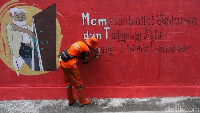 Mural Kampanye Hidup Sehat Warnai Gang di Pancoran Jaksel Petugas Penanganan Prasarana dan Sarana Umum (PPSU) melukis mural terkait kampanye hidup sehat di Cikoko, Pancoran, Jakarta Selatan, Selasa (7/10/2025). Sejumlah pesan dengan ilustrasi besar berlatar warna merah membentang di dinding sebuah gang. Pesan hidup sehat itu seperti 'Olahraga Secara Teratur', 'Membuka Jendela dan Pintu Tiap Hari', 'Tidak Merokok dan Minum-minuman Keras' dan 'Memperbaiki Saluran dan Talang Air yang Tidak Lancar'.