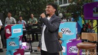 Selain musik, Stand up komedian Ali Kabar tampil mengundang tawa penonton sambil menyelipkan pesan tentang pentingnya menjaga energi bersih.