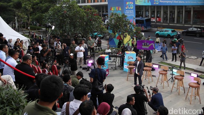Penampil dari My Own Music dan Stand Up Komedian Ali Kabar menghibur penonton dalam acara detikSore on Location di Sarinah, Jakarta, Selasa (7/10/2025). Acara itu memberikan edukasi tentang energi kepada generasi muda.