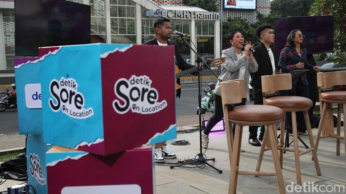Penampil dari My Own Music dan Stand Up Komedian Ali Kabar menghibur penonton dalam acara detikSore on Location di Sarinah, Jakarta, Selasa (7/10/2025). Acara itu memberikan edukasi tentang energi kepada generasi muda.