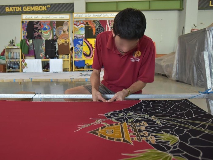Napi Lapas Kelas IIA Lombok Barat membuat batik gembok untuk dipamerkan di rangkaian MotoGP Mandalika 2025.