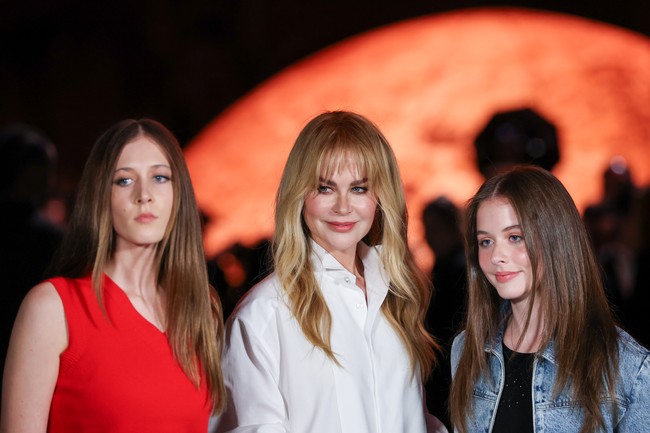 Inilah momen langka sekaligus perdana untuk Nicole Kidman dan dua putrinya tampil bersama menghadiri Paris Fashion Week. Sebelumnya pada Rabu (1/10/2026), Sunday Rose debut menjadi model catwalk peragaan busana Christian Dior. Foto: Corbis via Getty Images/Stephane Cardinale - Corbis