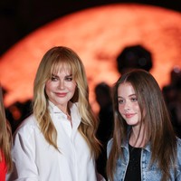 Inilah momen langka sekaligus perdana untuk Nicole Kidman dan dua putrinya tampil bersama menghadiri Paris Fashion Week. Sebelumnya pada Rabu (1/10/2026), Sunday Rose debut menjadi model catwalk peragaan busana Christian Dior. Foto: Corbis via Getty Images/Stephane Cardinale - Corbis