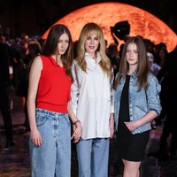 Menghadiri fashion show koleksi Chanel Spring/Summer 2026, Nicole Kidman menggandeng dua putrinya yang sudah remaja, Sunday Rose dan Faith Margaret. Foto: Corbis via Getty Images/Stephane Cardinale - Corbis