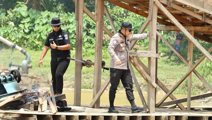 Operasi penertiban PETI di Sungai Kuantan, Kuansing, mendapatkan penolakan warga. Sebanyak 43 rakit PETI dimusnahkan, pada Selasa (7/10/2025) sore.