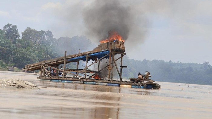 Operasi penertiban PETI di Sungai Kuantan, Kuansing, mendapatkan penolakan warga. Sebanyak 43 rakit PETI dimusnahkan, pada Selasa (7/10/2025) sore.
