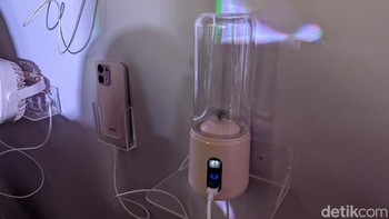 Baterai ini mendukung pengisian cepat SuperVOOC 80W dan dapat dipakai mengisi daya perangkat lain, termasuk blender portabel, menggunakan fitur reverse wired charging. Foto: Virgina Maulita Putri/detikINET
