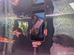 Aksi Oppo A6 Pro Menyelam di Akuarium dan Ngecas Blender
