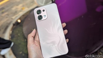 Oppo A6 Pro varian Merah Muda dihiasi pola mirip kelopak bunga dengan gradasi tekstur dan finishing yang lembut. Foto: Virgina Maulita Putri/detikINET