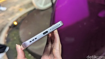 Fitur unggulan Oppo A6 Pro adalah baterai jumbo 7.000 mAh yang diklaim dapat bertahan dipakai main game MLBB hingga 8 jam. Foto: Virgina Maulita Putri/detikINET