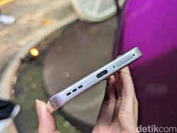 Aksi Oppo A6 Pro Menyelam di Akuarium dan Ngecas Blender