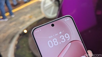 Layarnya dikelilingi bezel sangat tipis yang menghasilkan rasio screen-to-body hingga 93%. Di bagian atas layar terdapat kamera selfie 16 MP. Foto: Virgina Maulita Putri/detikINET