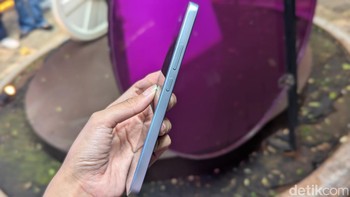 Oppo A6 Pro memiliki bobot 190 gram dengan ketebalan 8mm. Meski relatif tipis, bodi ponsel ini tetap tangguh dalam segala kondisi berkat standar Military Grade Shock, perlindungan AGC DT Star D+ di layar, dan rangka aluminium alloy. Foto: Virgina Maulita Putri/detikINET