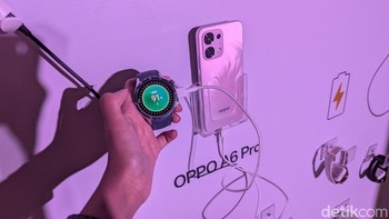 Baterai Oppo A6 Pro juga dapat menjadi power bank dadakan untuk mengisi daya perangkat Oppo lainnya, mulai dari smartwatch, TWS, sampai tablet. Foto: Virgina Maulita Putri/detikINET