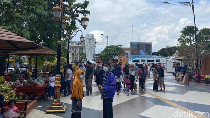 Pahlawan Street Center (PSC) di Madiun adalah sebuah area pusat kota yang dibangun oleh Pemerintah Kota Madiun sebagai ikon wisata baru yang menampilkan miniatur ikon dunia, seperti Patung Merlion Singapura dan Menara Eiffel Prancis, serta dilengkapi fasilitas publik yang diperbaiki dan lapak UMKM