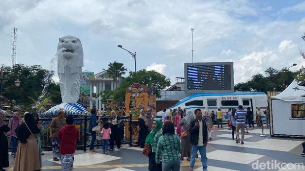 Pahlawan Street Center (PSC) di Madiun adalah sebuah area pusat kota yang dibangun oleh Pemerintah Kota Madiun sebagai ikon wisata baru yang menampilkan miniatur ikon dunia, seperti Patung Merlion Singapura dan Menara Eiffel Prancis, serta dilengkapi fasilitas publik yang diperbaiki dan lapak UMKM
