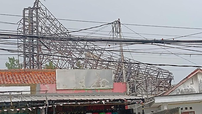 Papan reklame di Ciputat roboh. (Dok. ist)